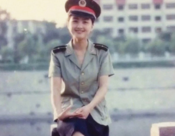 揭秘一张珍贵的87年女兵军装照片背后的故事，珍贵女兵军装照揭秘，探寻背后的故事