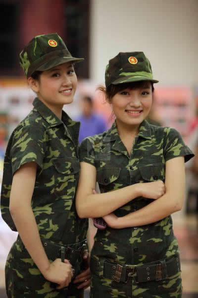 中国女兵在越南，云播中的英勇身影，中国女兵在越南云播中的英勇瞬间