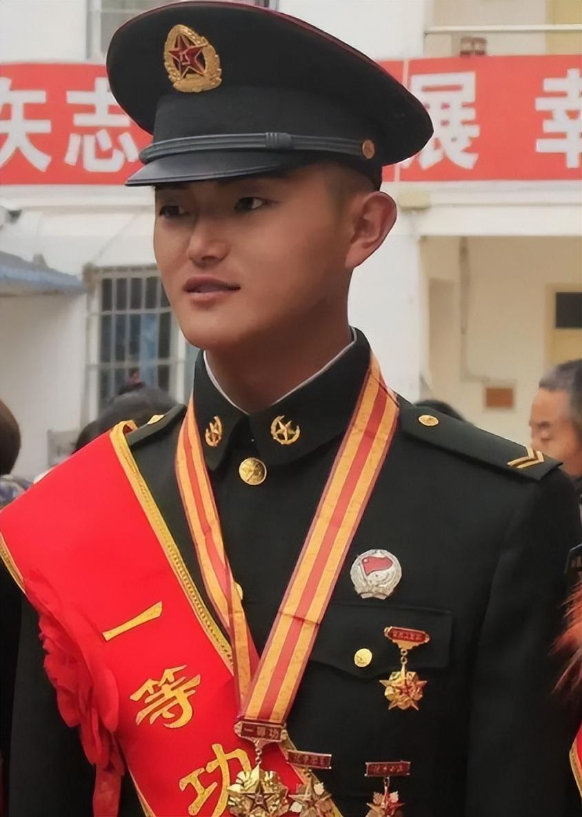 荣耀之巅，10个一等功的概念与意义，荣耀之巅，解读获得十个一等功的概念与意义