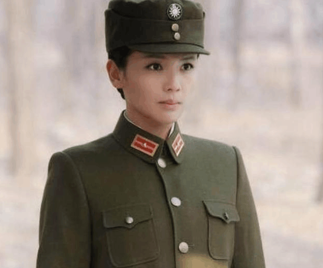 女兵的军服特点,融合传统与现代,展现独特魅力,女兵军服,传统与现代融合的魅力展现