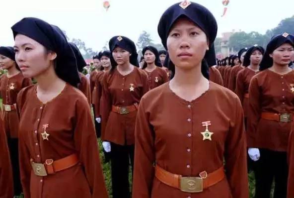 女兵的军服特点,融合传统与现代,展现独特魅力,女兵军服,传统与现代融合的魅力展现