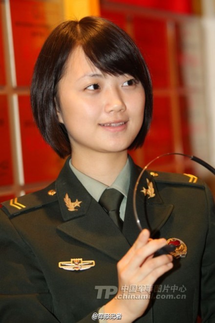 中国女兵颜值爆表，美丽与力量并存，中国女兵，颜值与力量并存的风采