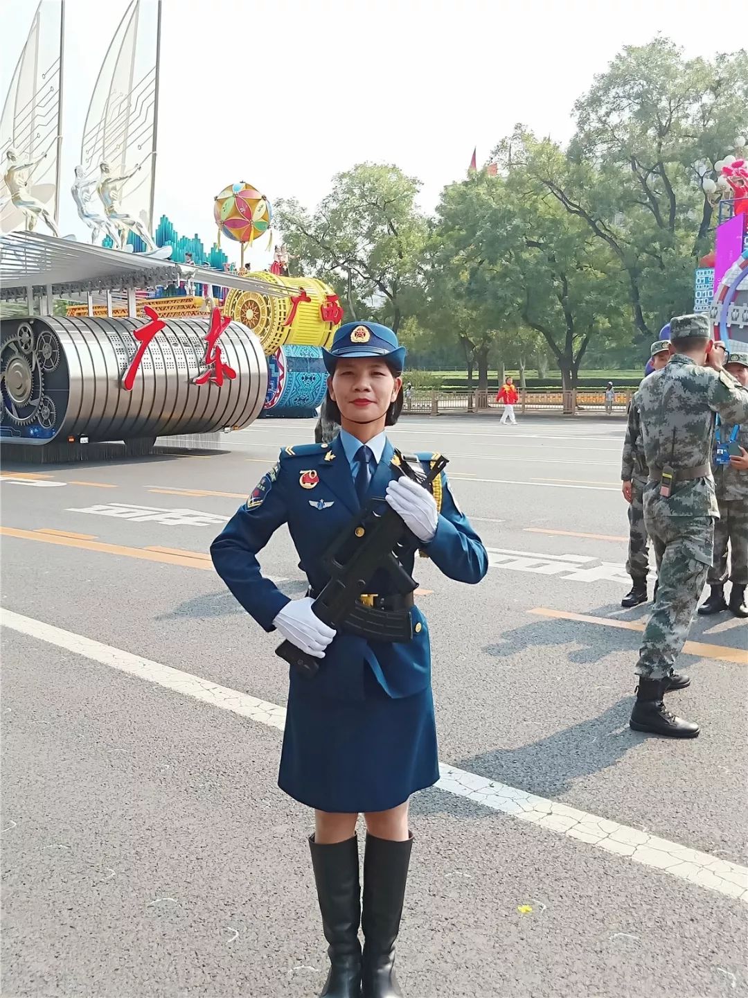 中国女兵颜值爆表,美丽与力量并存,中国女兵,颜值与力量并存的风采