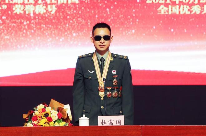 共和国勋章获得者杜富国的光辉事迹,杜富国,共和国勋章背后的光辉事迹