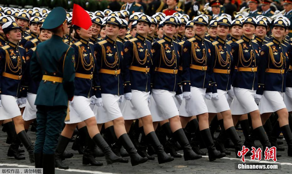 俄罗斯正在阅兵，历史传统与现代展示，俄罗斯阅兵盛典，历史传统与现代风采的完美结合