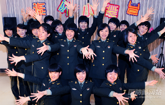 北京军区女兵图片,展现新时代巾帼英雄的风采,北京军区女兵风采,新时代巾帼英雄展现风采的图片展示