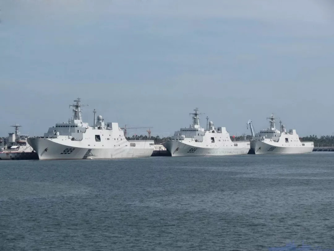 我国下水多艘071型登陆舰,展现海军力量的新里程碑,我国下水多艘新型登陆舰,海军力量再上新台阶