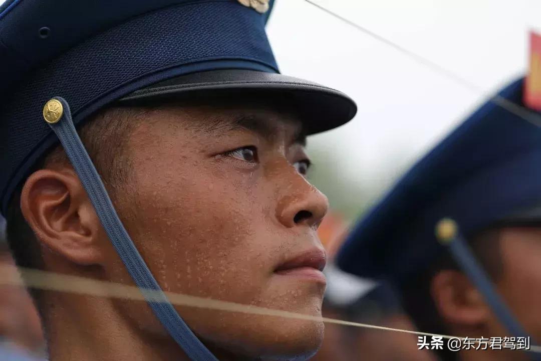 震撼心灵,激发豪情——观2019阅兵式有感,阅兵风采震撼心灵,豪情壮志激发未来——观2019阅兵有感