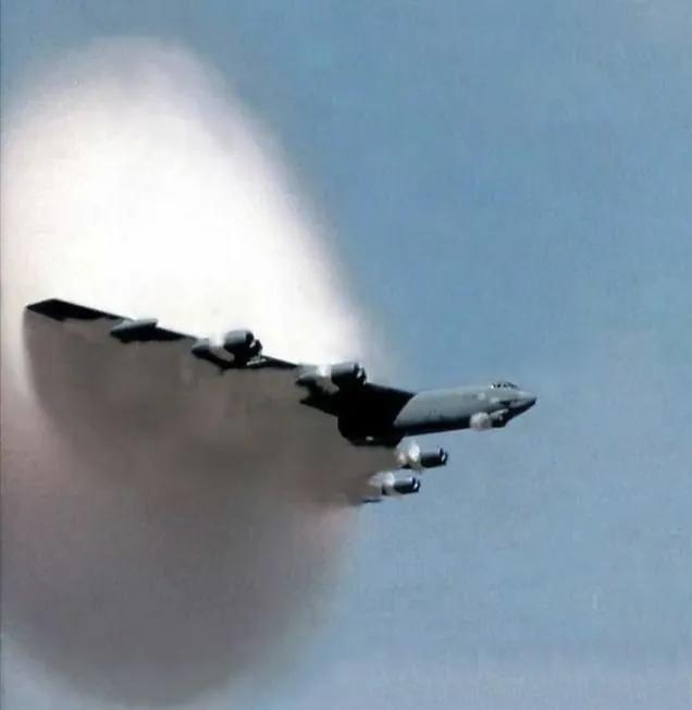 歼-20与F-22最新对比,空中霸主之争,歼-20与F-22的空中霸主之争对比