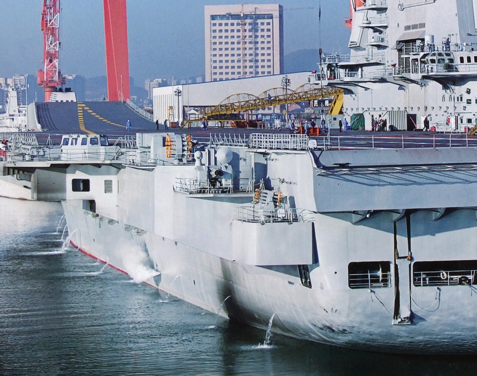 中国瓦良格号航母甲板的多元化用途,瓦良格号航母甲板多元化用途揭秘