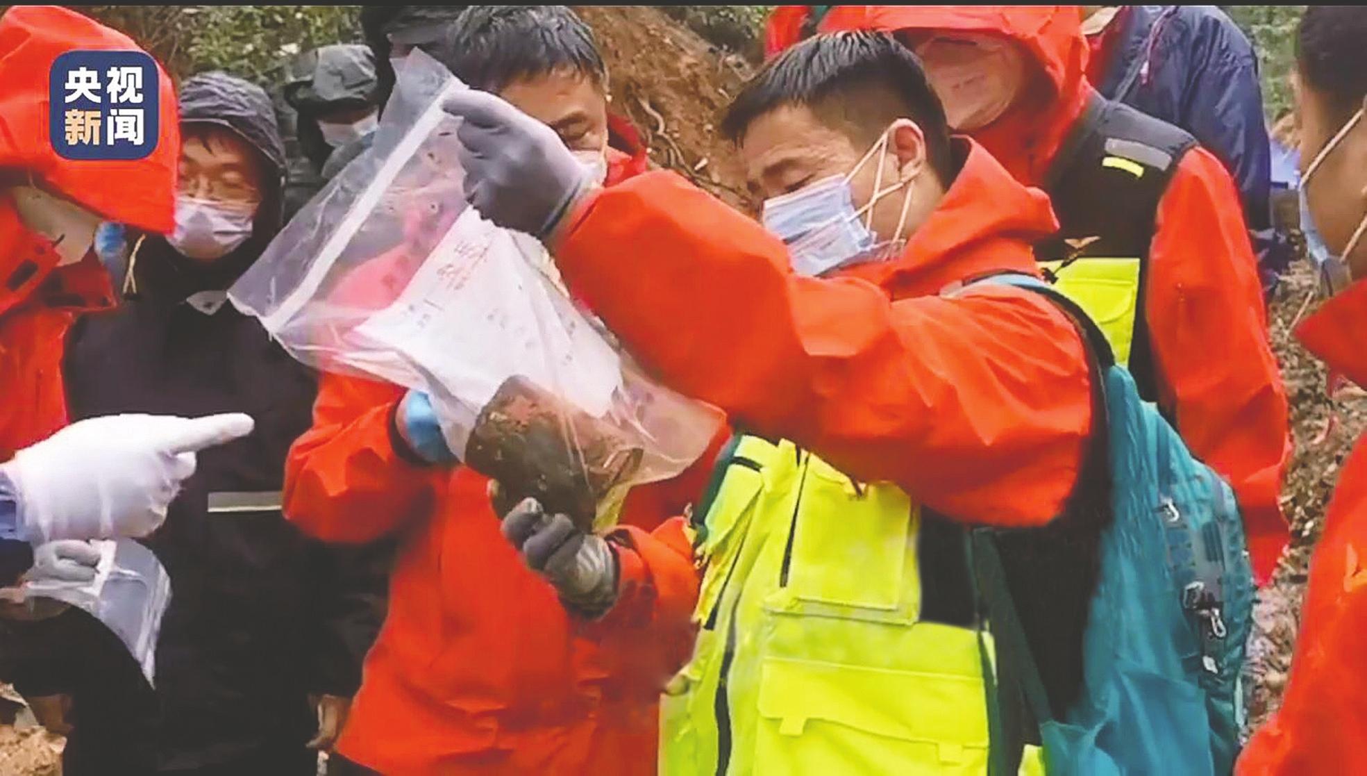 最新消息,东航客机黑匣子信息解析与揭秘,东航客机黑匣子信息解析与揭秘,最新消息揭秘真相