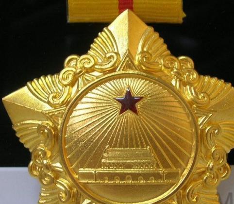 八一勋章，荣耀赋予最近崭露头角的英雄，八一勋章，荣耀赋予崭露头角英雄的称号