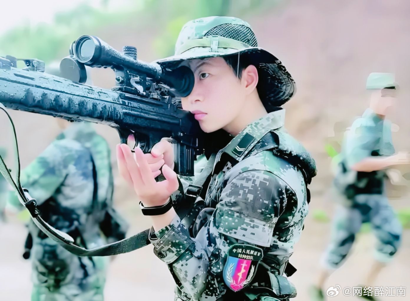 中国女兵,照片中的坚毅与力量,中国女兵的坚毅与力量,照片揭示飒爽英姿