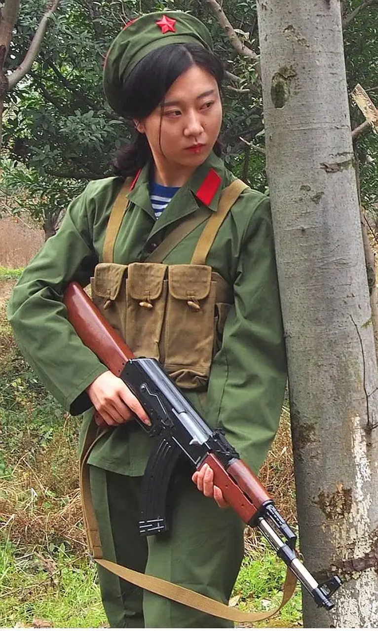 中国女兵,照片中的坚毅与力量,中国女兵的坚毅与力量,照片揭示飒爽英姿