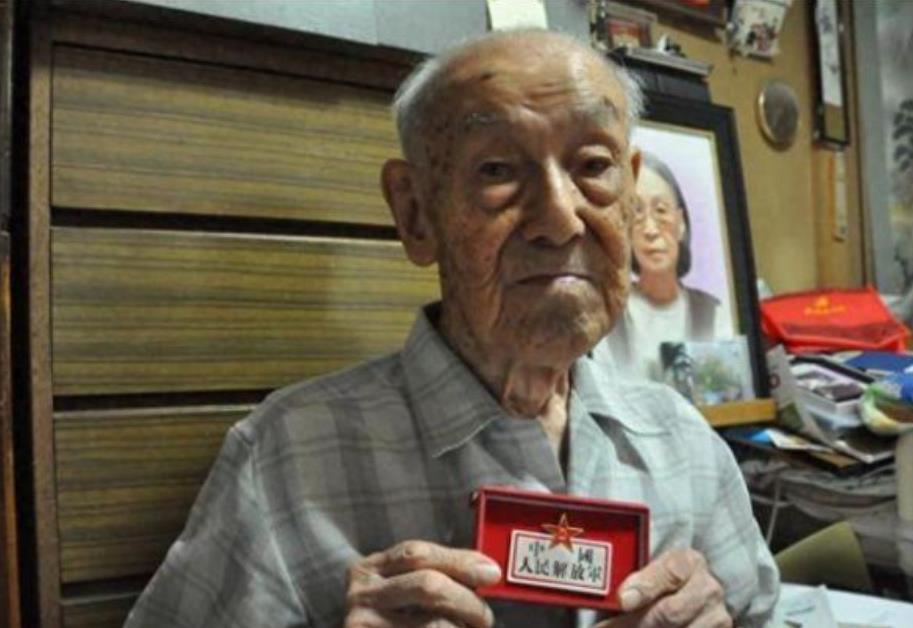 中国人民解放军的徽章，荣耀的象征与历史的见证，中国人民解放军徽章，荣耀象征与历史的见证