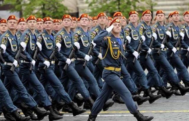 轻型轮式装甲车，现代战场上的灵活先锋，轻型轮式装甲车，现代战场灵活先锋