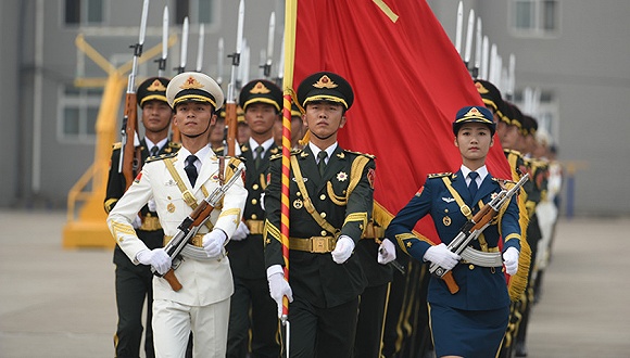 三军仪仗队阅兵场上的英姿飒爽,三军仪仗队阅兵场上的风采飒爽