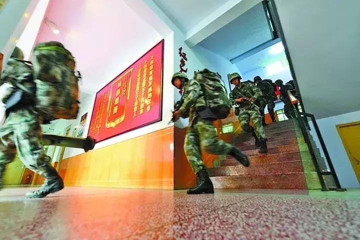 杨根思连长，英勇无畏，荣誉之至的颁奖词，杨根思连长，英勇无畏的荣耀典范