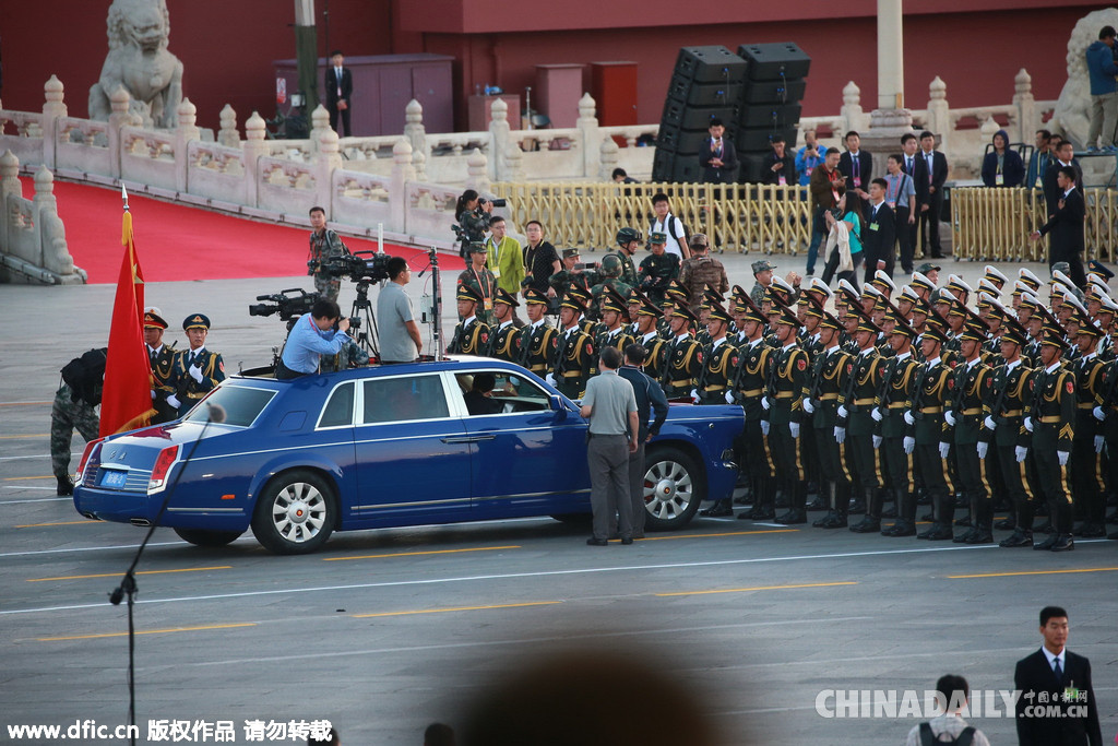 仪仗队阅兵走过天安门广场——荣耀与力量的展现，天安门广场阅兵，荣耀与力量的展现