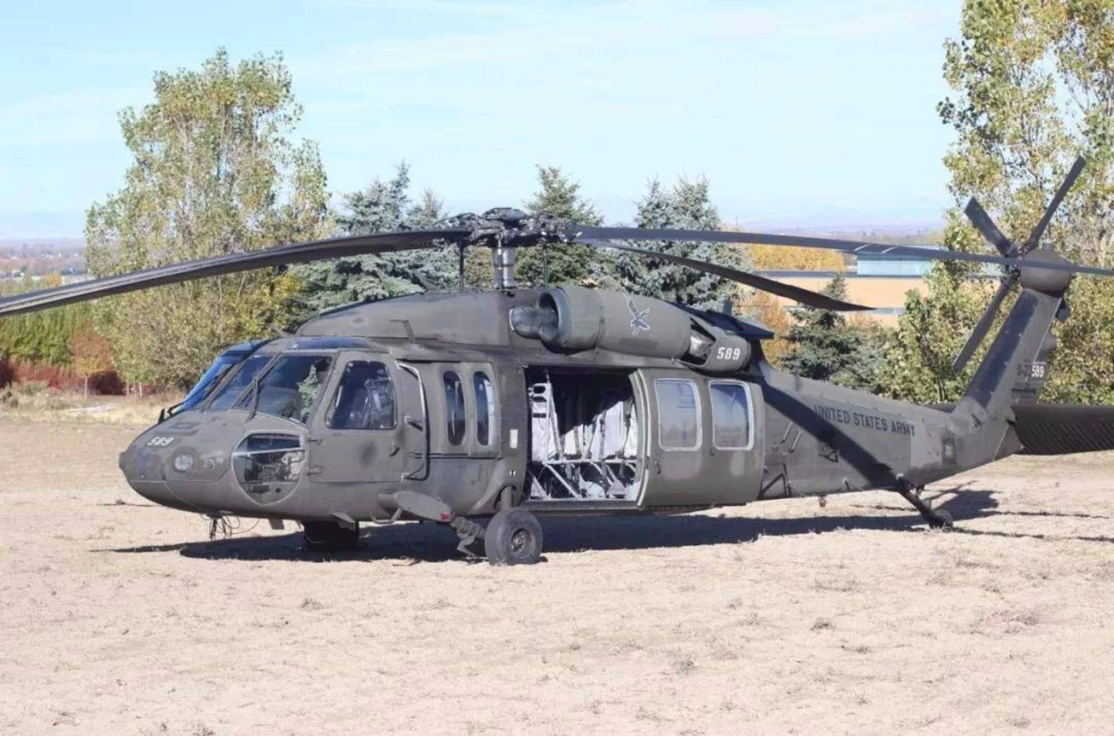 中国黑鹰直升机白颜色,独特风采与军事现代化之路,中国独特白鹰风采,黑鹰直升机与军事现代化之路探索