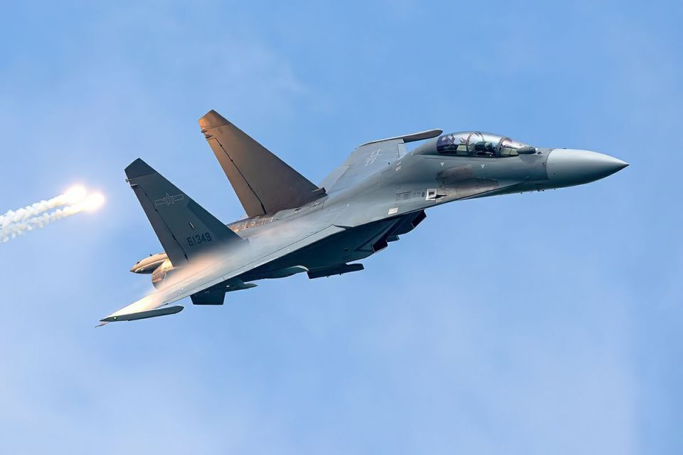 歼-16拦截外机，展现中国空军实力与决心，歼-16成功拦截外机，彰显中国空军实力与决心