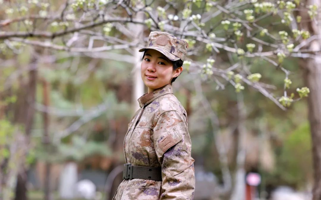 女兵的军装样子，坚韧与柔美的完美融合，女兵军装风采，坚韧与柔美的和谐交融