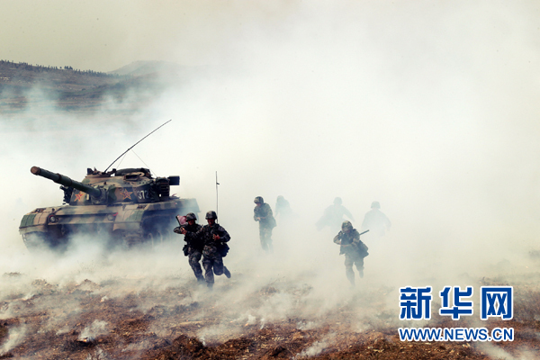 中国解放军演习中的冲锋场面，力量与荣耀的象征，中国解放军冲锋演习，力量展示与荣耀象征