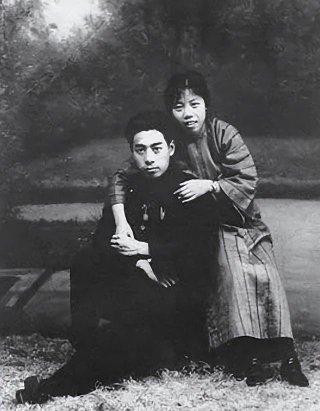 部队女兵可以穿高跟鞋吗?——对军事规范与性别平等的思考,部队女兵高跟鞋穿着规定,军事规范下的性别平等议题探讨