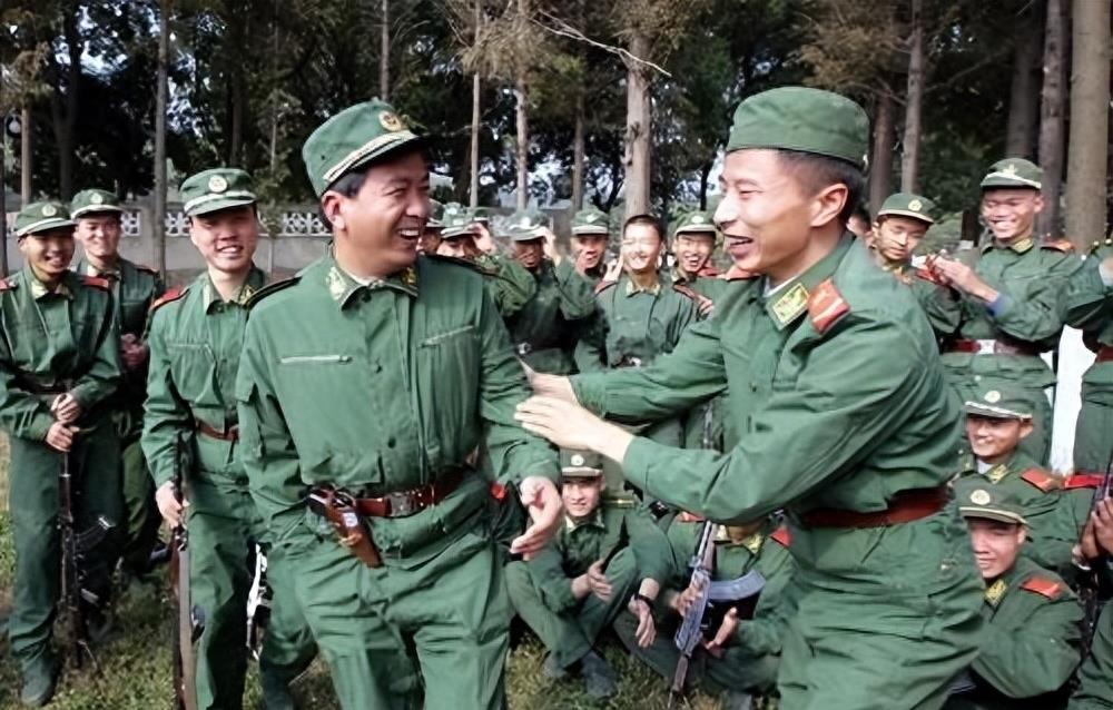 独臂将军丁晓兵，军旅生涯与未来的转业之路，独臂将军丁晓兵，军旅生涯与转业展望