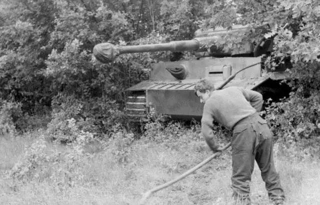 妈的是辆虎式坦克,烟雾弹背后的故事,妈的力量,虎式坦克背后的烟雾弹故事