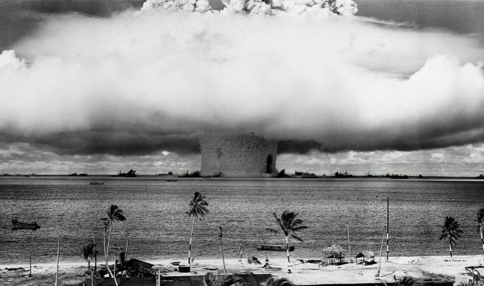 强五攻击机与氢弹的威力，空中力量的双重威胁，强五攻击机与氢弹的双重威胁，空中力量的震撼展现