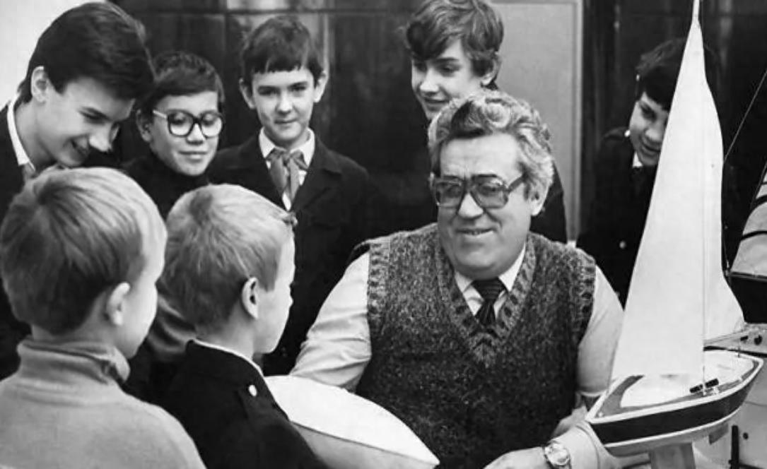 瓦良格号航母,从原名到新生的转变,瓦良格号航母,从原名转变的新生之旅