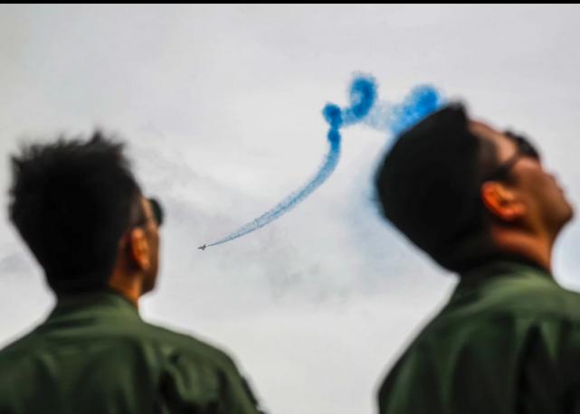 中国新型战斗机歼-16D的服役,揭示空中力量的崭新篇章,歼-16D服役揭示空中力量新篇章