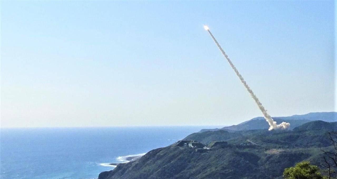 中国新型战斗机歼-16D的服役,揭示空中力量的崭新篇章,歼-16D服役揭示空中力量新篇章