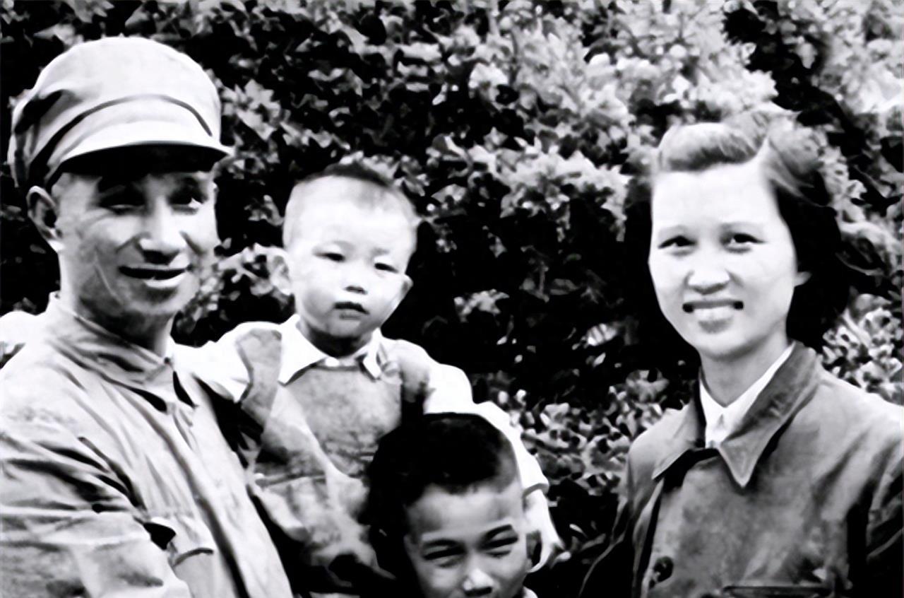 集团军司令与军长的区别,职责、权力及战略角色的差异,集团军司令与军长,职责、权力及战略角色之差异解析