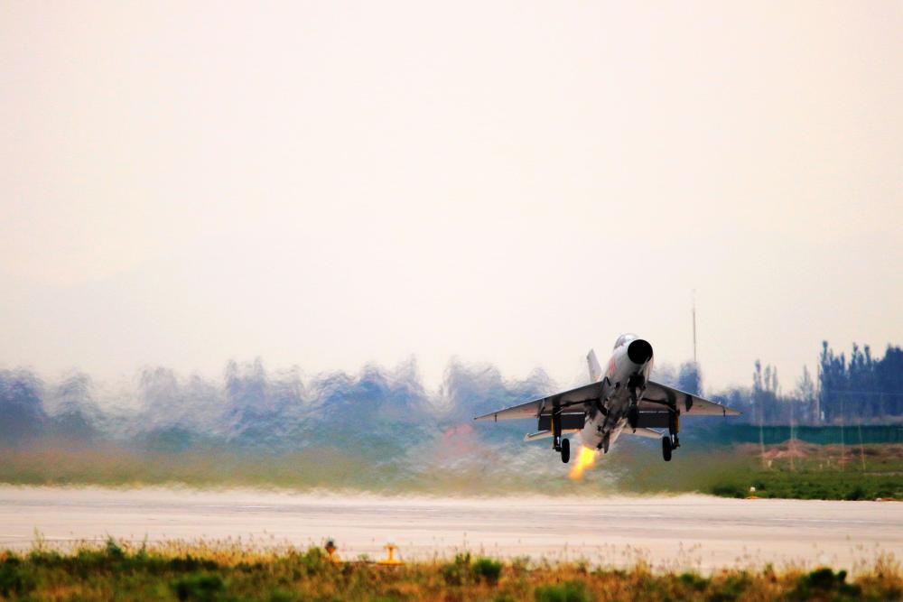 歼-16战斗机服役数量揭秘,2022年究竟有多少架歼-16翱翔蓝天?,揭秘歼-16战斗机服役数量,2022年蓝天上的翱翔巨兽有多少架?