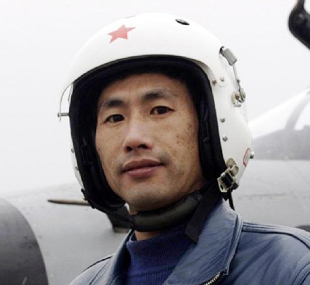 中国空军电影中的战斗机跳伞与男生们的英勇之旅，中国空军电影中的英勇跳伞之旅与男儿壮志