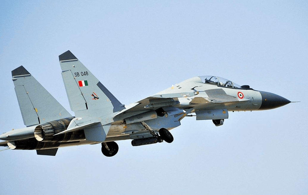 苏-30与歼-16参数对比研究,苏-30与歼-16战斗机参数对比研究分析