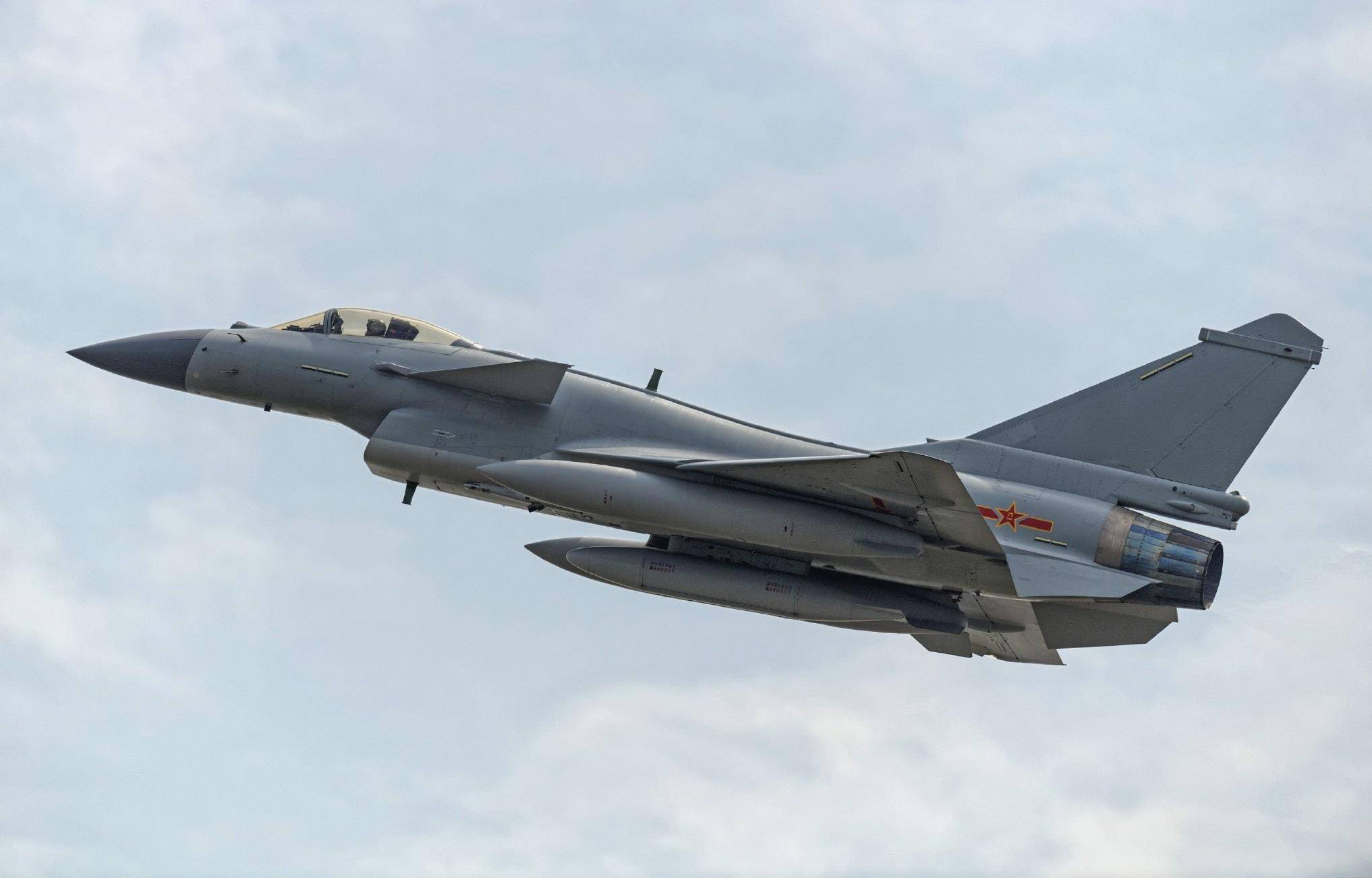 歼-10与F-22,究竟谁更厉害?,歼-10与F-22性能对比,谁更占优势?