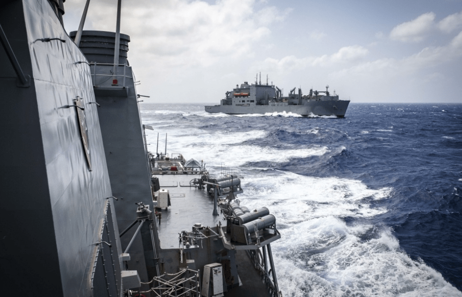 美舰再次闯入俄罗斯领海,大国博弈下的海域争端,美舰再度闯入俄罗斯领海,海域争端凸显大国博弈