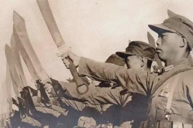 日军用大刀从裆部劈成两半,战争中的残酷现实与反思,战争中的残酷现实,日军大刀劈裂人体的悲剧与反思